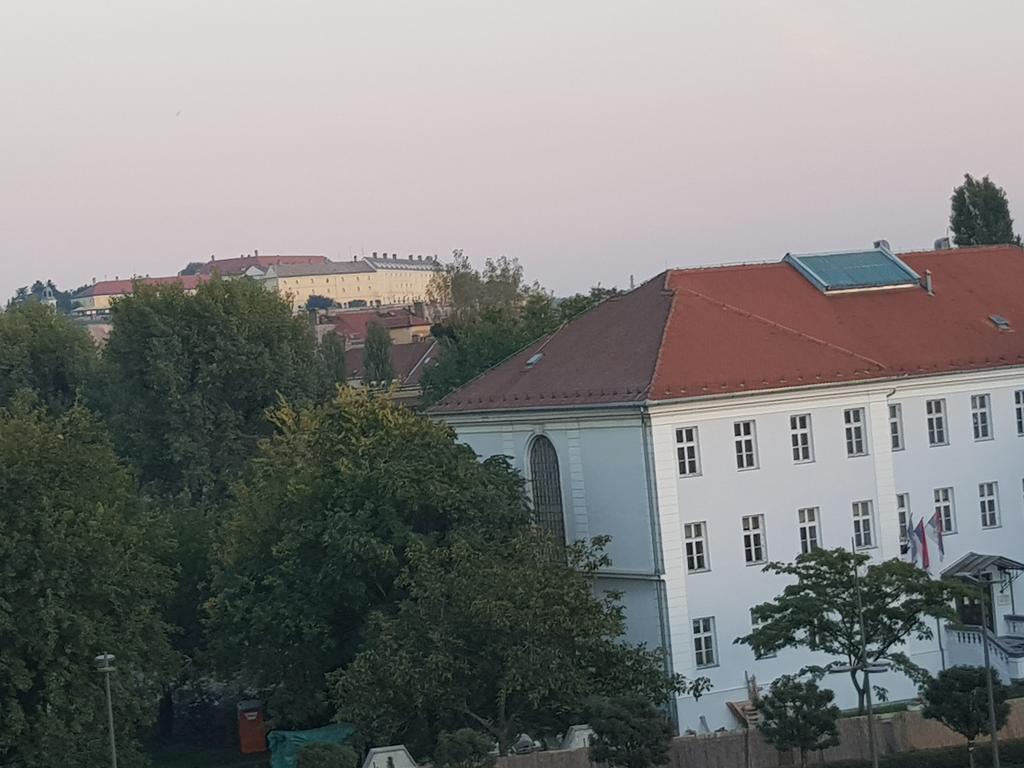 Sara - Modern Apartment In The City Center Novi Sad Bagian luar foto
